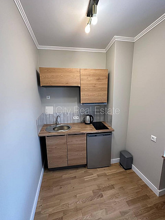 Фасадный дом, возможность аренды парковки, вход с улицы, лестничная клетка после Рига - изображение 7