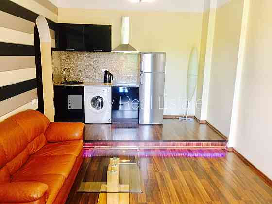 Проект - Aleksandra Čaka 33 (Александра Чака 33), дом во дворе, благоустроенный озеленённый Рига