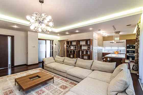 Новостройка, зеленая территория, гараж на две машины, озеленённая территория со Jūrmala