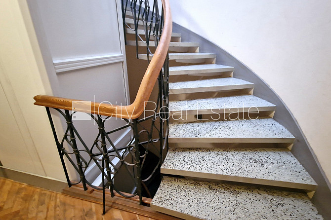 Fasādes māja, renovēta māja, ieeja no ielas, ir lifts, kāpņu telpa pēc kosmētiskā remonta, Rīga - foto 19