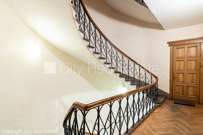 Fasādes māja, renovēta māja, ieeja no ielas, ir lifts, kāpņu telpa pēc kosmētiskā remonta, Rīga - foto 17