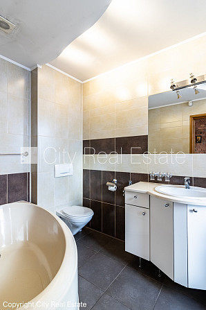 Fasādes māja, renovēta māja, ieeja no ielas, ir lifts, kāpņu telpa pēc kosmētiskā remonta, Rīga - foto 14