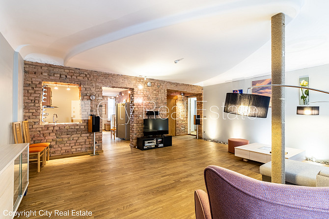 Fasādes māja, renovēta māja, ieeja no ielas, ir lifts, kāpņu telpa pēc kosmētiskā remonta, Rīga - foto 1