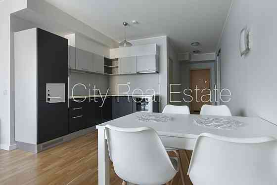 Проект - Kalpaka Residence, фасадный дом, благоустроенный озеленённый двор, вход с улицы, Рига