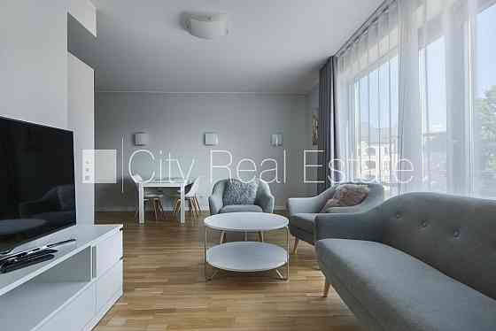 Проект - Kalpaka Residence, фасадный дом, благоустроенный озеленённый двор, вход с улицы, Рига