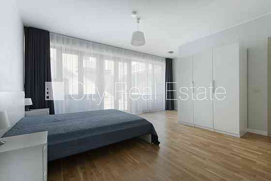 Проект - Kalpaka Residence, фасадный дом, благоустроенный озеленённый двор, вход с улицы, Рига