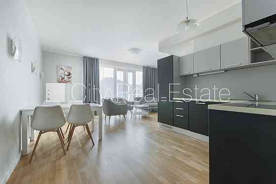 Проект - Kalpaka Residence, фасадный дом, благоустроенный озеленённый двор, вход с улицы, Рига