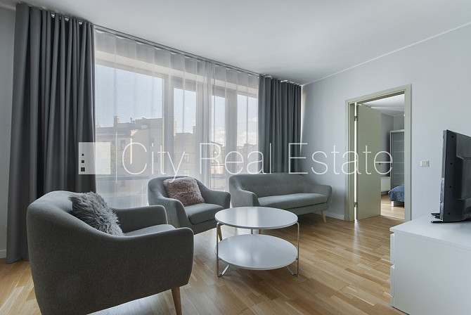 Проект - Kalpaka Residence, фасадный дом, благоустроенный озеленённый двор, вход с улицы, Рига - изображение 1