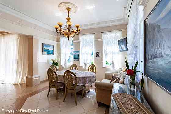 Благоустроенная озеленённая территория, территория обнесена забором, места для Юрмала