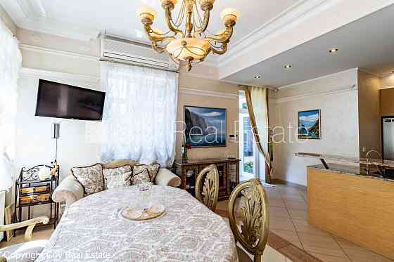 Благоустроенная озеленённая территория, территория обнесена забором, места для Юрмала