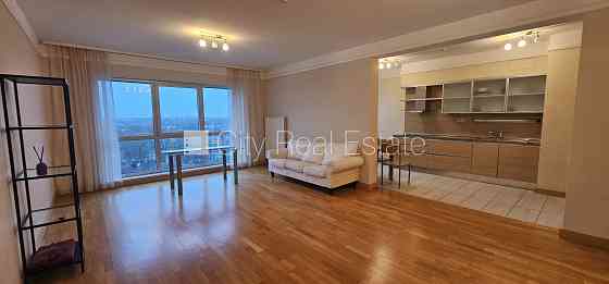 Новостройка, благоустроенный озеленённый двор, въездные ворота оснащены Rīga