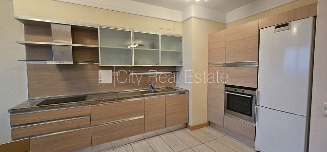 Jaunceltne, labiekārtots apzaļumots pagalms, teritorijas iebrauktuves vārti aprīkoti ar Rīga - foto 3