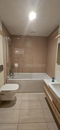 Jaunceltne, labiekārtots apzaļumots pagalms, teritorijas iebrauktuves vārti aprīkoti ar Rīga - foto 11