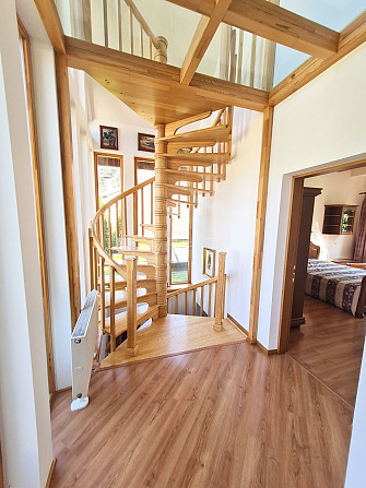 Privātmāja, iežogota teritorija ar metāla sētu, vieta vairākām automašīnām, apzaļumota Rīga - foto 5