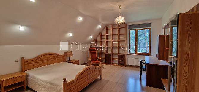 Privātmāja, iežogota teritorija ar metāla sētu, vieta vairākām automašīnām, apzaļumota Rīga - foto 18