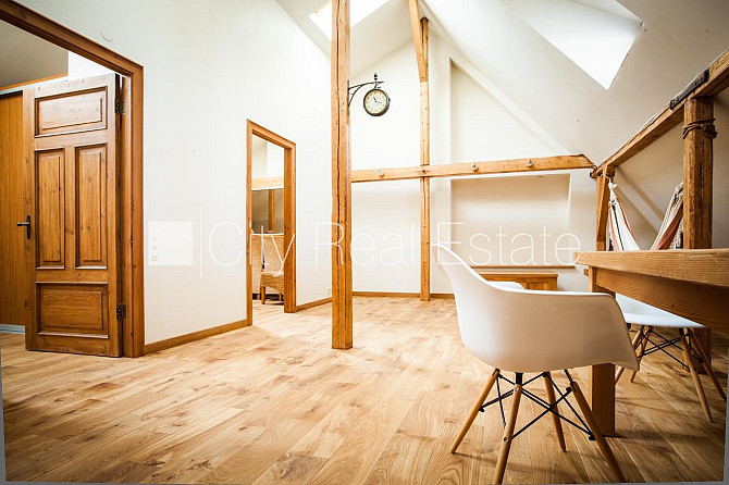 Fasādes māja, vieta automašīnai, kāpņu telpa pēc kosmētiskā remonta, istabas izolētas, Rīga - foto 1