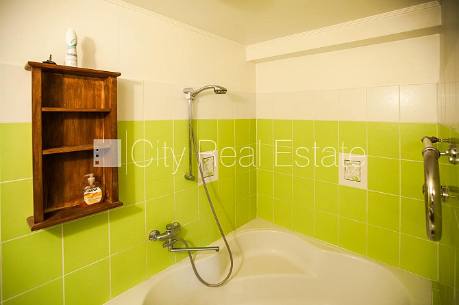 Fasādes māja, vieta automašīnai, kāpņu telpa pēc kosmētiskā remonta, istabas izolētas, Rīga - foto 15