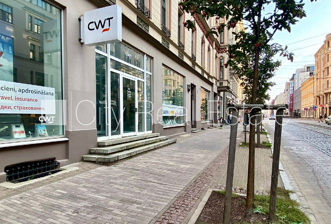 Fasādes māja, renovēta māja, ieeja no ielas, logi vērsti mājas abās pusēs, gaisa Rīga - foto 1