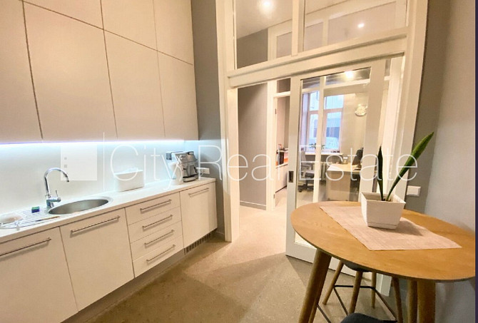 Fasādes māja, renovēta māja, ieeja no ielas, logi vērsti mājas abās pusēs, gaisa Rīga - foto 6