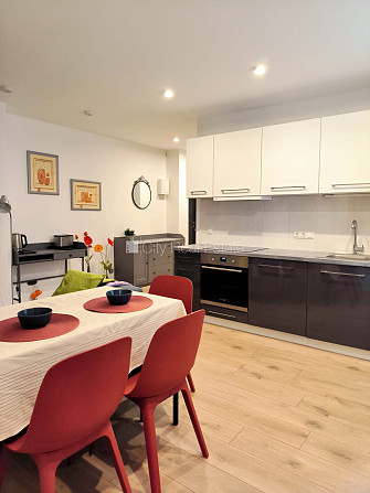 Здание во дворе, закрытый двор, возможность аренды парковки, вход со двора, во Рига - изображение 1