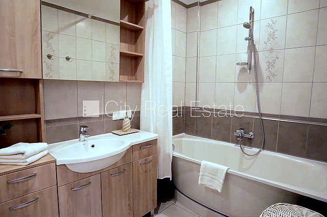 Zeme īpašumā, jaunceltne, pagrabstāvā pieejama noliktava, labiekārtota apzaļumota Jūrmala - foto 14