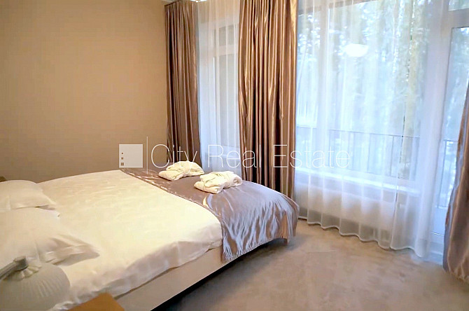 Zeme īpašumā, jaunceltne, pagrabstāvā pieejama noliktava, labiekārtota apzaļumota Jūrmala - foto 10