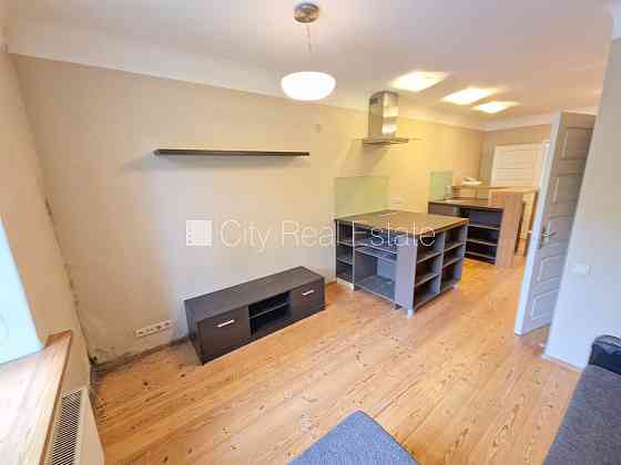 Фасадный дом, закрытый двор, возможность аренды парковки, вход с улицы и со двора, Рига