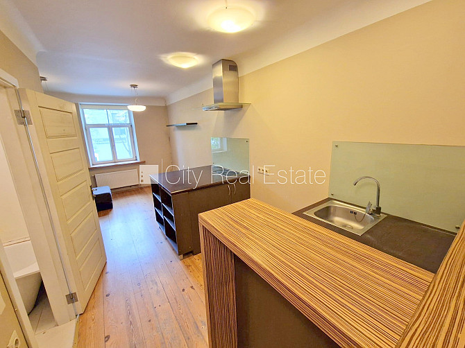 Фасадный дом, закрытый двор, возможность аренды парковки, вход с улицы и со двора, Рига - изображение 2