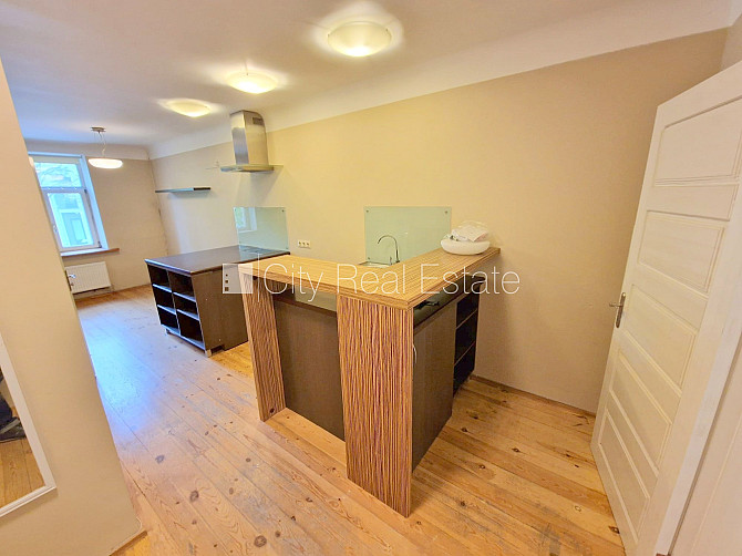 Фасадный дом, закрытый двор, возможность аренды парковки, вход с улицы и со двора, Рига - изображение 1