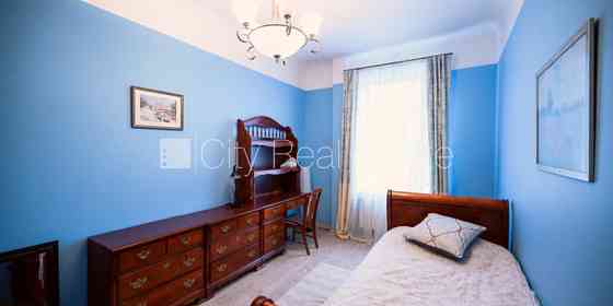 Здание во дворе, кирпичные стены, фасад с декоративной штукатуркой, Рига