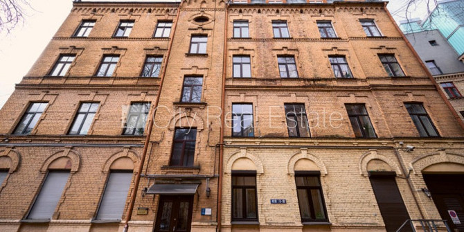 Здание во дворе, кирпичные стены, фасад с декоративной штукатуркой, Рига - изображение 18