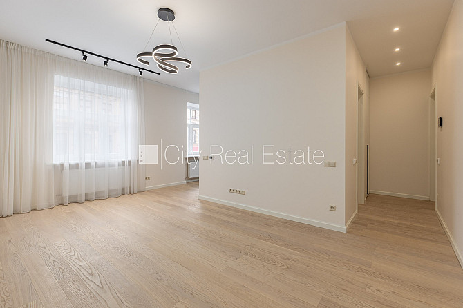 Fasādes māja, renovēta māja, labiekārtots apzaļumots pagalms, slēgts pagalms, iespēja Rīga - foto 4