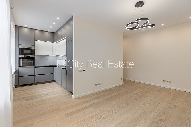 Fasādes māja, renovēta māja, labiekārtots apzaļumots pagalms, slēgts pagalms, iespēja Rīga - foto 1