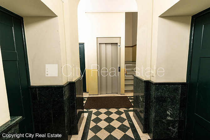 Дом во дворе, реновированный дом, апартаменты люкс, балкон, окна выходят в обе Рига - изображение 19