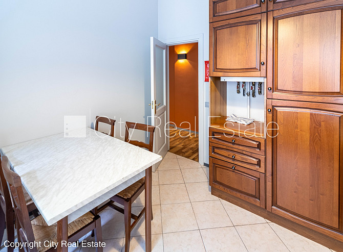 Дом во дворе, реновированный дом, апартаменты люкс, балкон, окна выходят в обе Рига - изображение 10