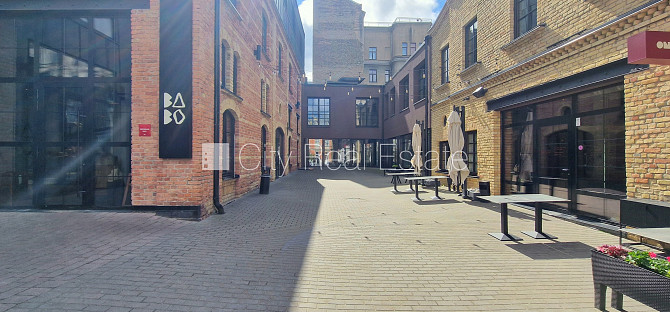 Jaunceltne, pagalma ēka, labiekārtots apzaļumots pagalms, ieeja no ielas, ir lifts, logi vērsti Rīga - foto 2