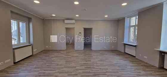 Дом во дворе, реновированный дом, благоустроенная озеленённая территория, Rīga