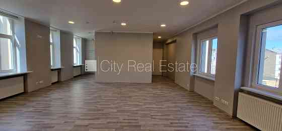 Дом во дворе, реновированный дом, благоустроенная озеленённая территория, Rīga