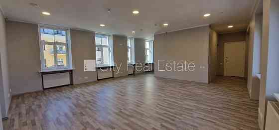 Дом во дворе, реновированный дом, благоустроенная озеленённая территория, Rīga