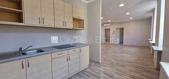 Дом во дворе, реновированный дом, благоустроенная озеленённая территория, Rīga