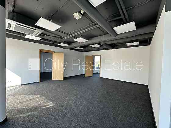 Новостройка, благоустроенная озеленённая территория, подъездная дорога покрыта Rīga