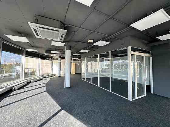 Новостройка, благоустроенная озеленённая территория, подъездная дорога покрыта Rīga