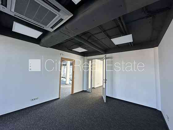 Новостройка, благоустроенная озеленённая территория, подъездная дорога покрыта Rīga