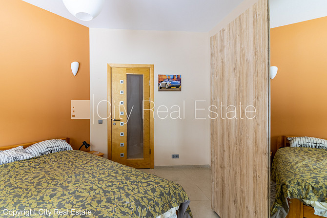 Благоустроенный озеленённый двор, территория обнесена забором, гараж на одну Юрмала - изображение 16