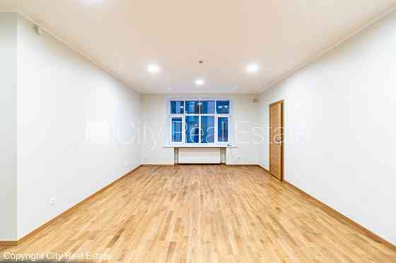 Здание во дворе, реновированный дом, благоустроенный озеленённый двор, закрытый Rīga