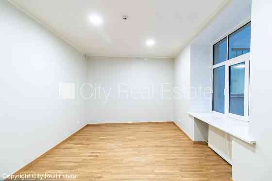 Здание во дворе, реновированный дом, благоустроенный озеленённый двор, закрытый Rīga