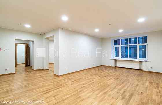 Здание во дворе, реновированный дом, благоустроенный озеленённый двор, закрытый Rīga