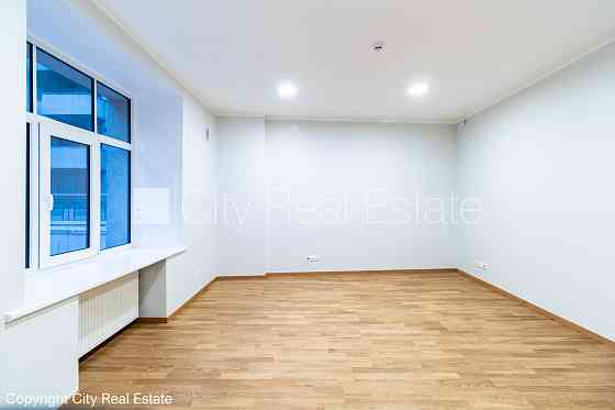 Здание во дворе, реновированный дом, благоустроенный озеленённый двор, закрытый Rīga