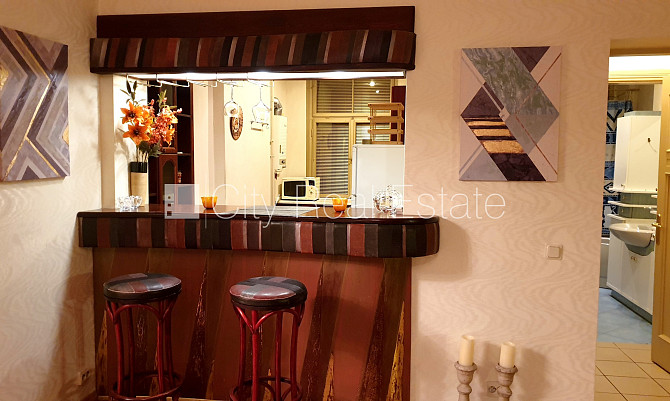 Fasādes māja, labiekārtota apzaļumota teritorija, bezmaksas stāvvieta pagalmā, ieeja no Rīga - foto 4