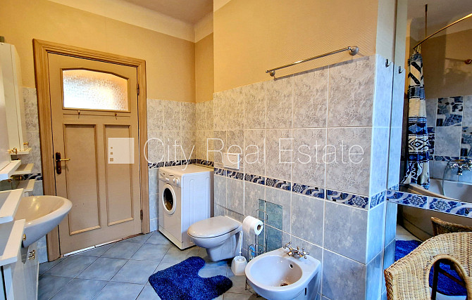 Fasādes māja, labiekārtota apzaļumota teritorija, bezmaksas stāvvieta pagalmā, ieeja no Rīga - foto 13